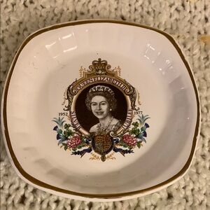 Collectable Queen Elizabeth II Silver Jubilee Commemorative Dish.